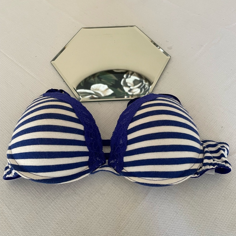 Bra with lace trim